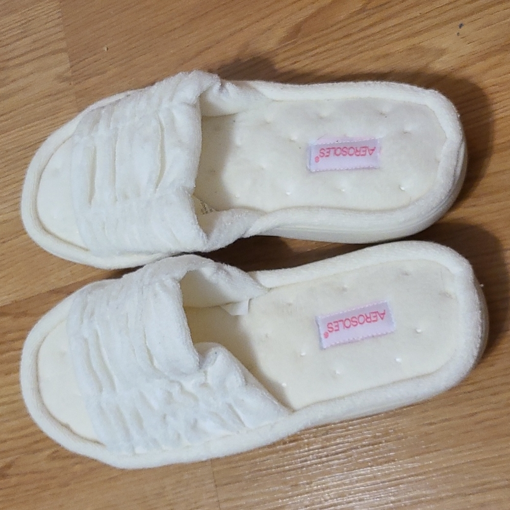 Aerosoles Creme colored Slippers,Size 8/9